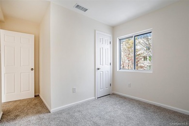 Move right into this three-bedroom, 2.5-bath townhouse with a - photo 21