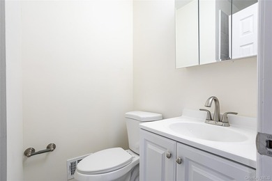 Move right into this three-bedroom, 2.5-bath townhouse with a - photo 23