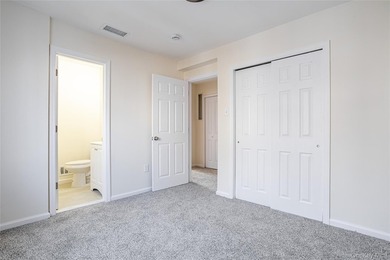 Move right into this three-bedroom, 2.5-bath townhouse with a - photo 25