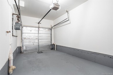 Move right into this three-bedroom, 2.5-bath townhouse with a - photo 26