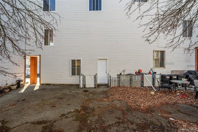 Move right into this three-bedroom, 2.5-bath townhouse with a - photo 28