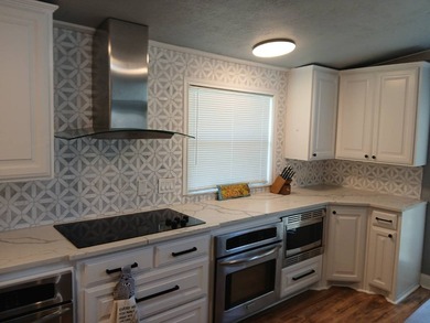 TOP TO BOTTOM REMODEL,CUSTOM FEATURES THROUGHOUT,MUST SEE - photo 8