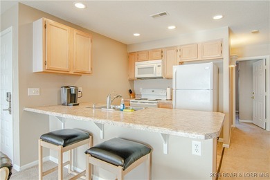 Turn-key 3 bedroom, 3 bathroom condo located in the desirable - photo 2