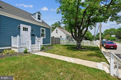 Welcome home to this thoughtfully redesigned home in Eastport - photo 48