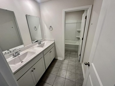 Welcome to this beautifully maintained 5-bedroom, 3.5-bath home - photo 19