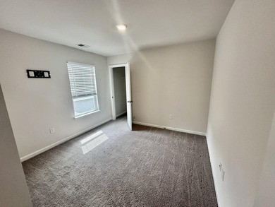 Welcome to this beautifully maintained 5-bedroom, 3.5-bath home - photo 20
