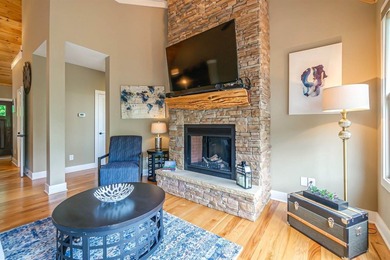 Beautifully maintained condominium located minutes from - photo 8
