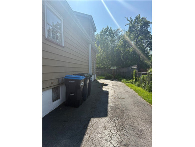 Cute 2 Bedroom Colonial with full bath on the 1st floor - eat-in - photo 3