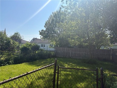 Cute 2 Bedroom Colonial with full bath on the 1st floor - eat-in - photo 4