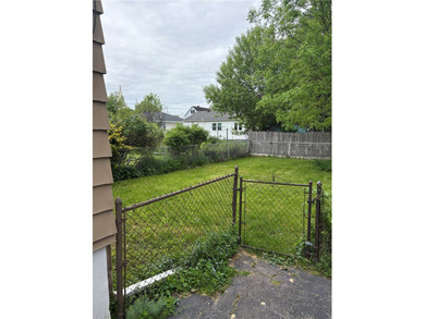 Cute 2 Bedroom Colonial with full bath on the 1st floor - eat-in - photo 5