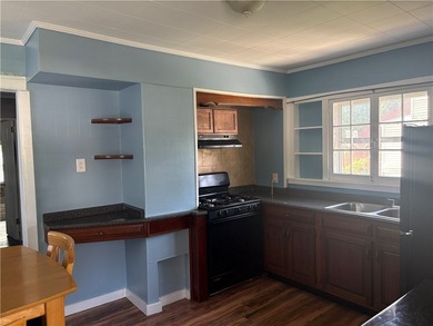 Cute 2 Bedroom Colonial with full bath on the 1st floor - eat-in - photo 7