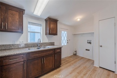Welcome to this bright home in Le Fontaine Estates of Santa Ana - photo 7