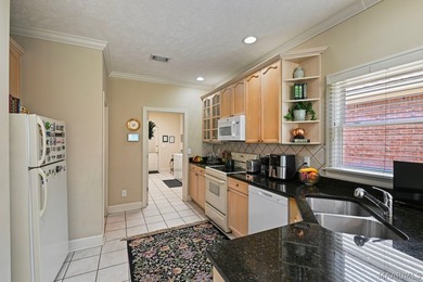 TOWNE LAKE GOLF COURSE BEAUTY! Don't miss this beautifully - photo 17