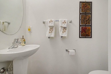 Location, location, location! Enjoy this wonderful 3-bedroom, 2 - photo 21