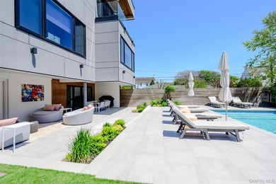 Experience unparalleled luxury in this custom modern estate - photo 2