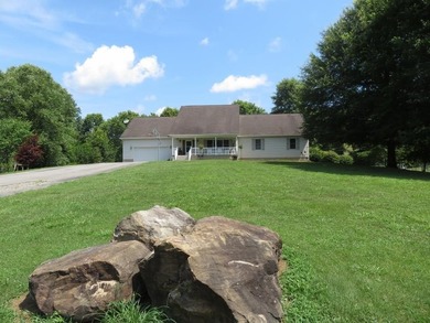 This home is an excellent built home with custom woodwork, large - photo 2