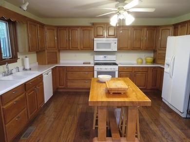 This home is an excellent built home with custom woodwork, large - photo 6