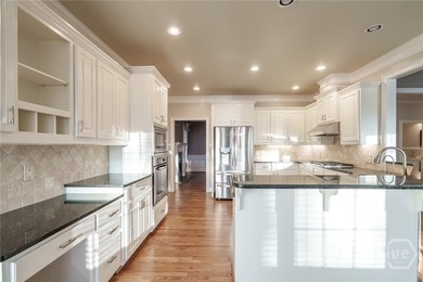 Beautiful 5-bedroom, 4.5-bath home located in the highly - photo 22