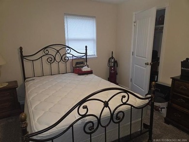 Great brick home located close to shopping, restaurants, schools - photo 14