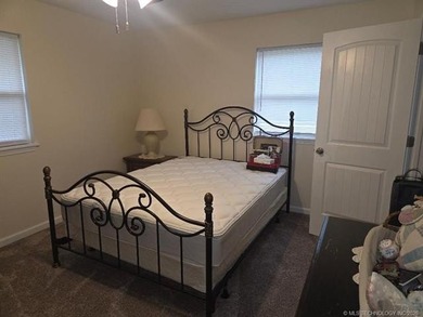 Great brick home located close to shopping, restaurants, schools - photo 15