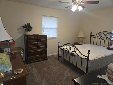 Great brick home located close to shopping, restaurants, schools - photo 17