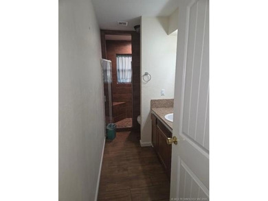 Great brick home located close to shopping, restaurants, schools - photo 18
