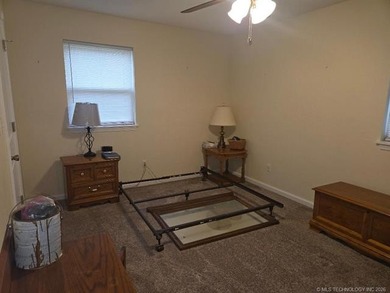 Great brick home located close to shopping, restaurants, schools - photo 20