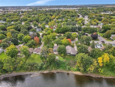 This 4-bedroom, 3-bath Mississippi Riverfront home is certain to - photo 38