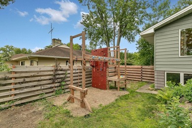 This 4-bedroom, 3-bath Mississippi Riverfront home is certain to - photo 44
