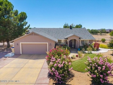 This beautifully maintained single-story ranch, built in 2004 - photo 1