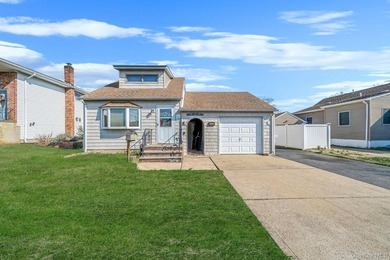 Welcome to this beautifully maintained 3 bedroom, 2 full - photo 1