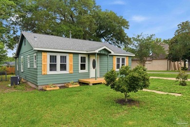 Charming and completely renovated 3-bedroom, 2-bath home on a - photo 3