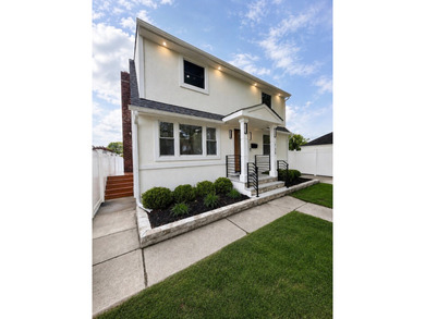Modern Elegance Meets Move-In Ready Luxury Above Hylan Boulevard - photo 4