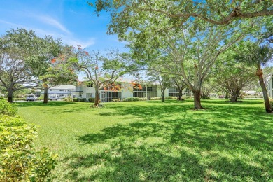 Rare 1st floor 2 bedroom, 2 bathroom condo with in unit laundry - photo 37