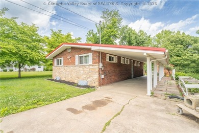 YOUR DREAM HOME SITTING ON A RIVER LOT IS HERE! This ranch-style - photo 1