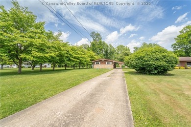YOUR DREAM HOME SITTING ON A RIVER LOT IS HERE! This ranch-style - photo 2