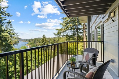 Welcome to 311, the largest unit at Lake Oswego Terraces! Fully - photo 1