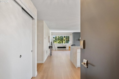 Welcome to 311, the largest unit at Lake Oswego Terraces! Fully - photo 4
