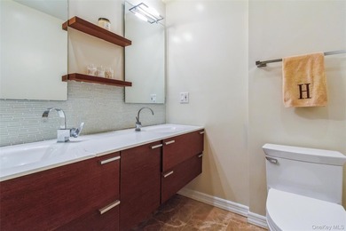 Beautiful townhouse condo offering comfort and convenience. This - photo 20