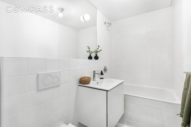 Modern Architecture Set Within Brownstone Brooklyn. This brand - photo 8