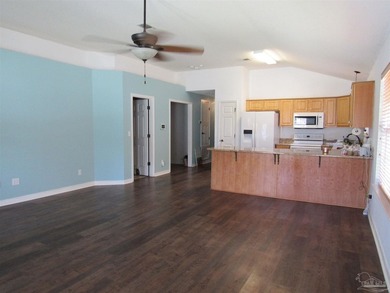Welcome to this adorable cottage in Pensacola! 3 nice sized - photo 3