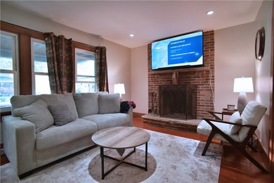 Discover The Charm and Comfort of this Inviting 3 Bedroom 1.5 - photo 5