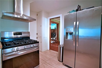 Discover The Charm and Comfort of this Inviting 3 Bedroom 1.5 - photo 10