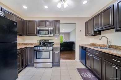 Move right into this beautifully maintained townhouse in the - photo 11