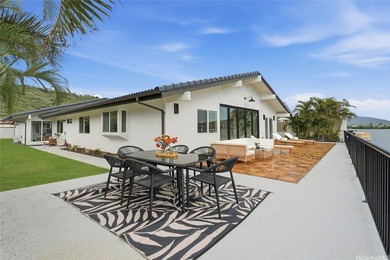 Beyond the palms and calm marina waters, this meticulously - photo 21