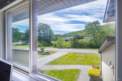 Move right into this beautifully maintained townhouse in the - photo 21