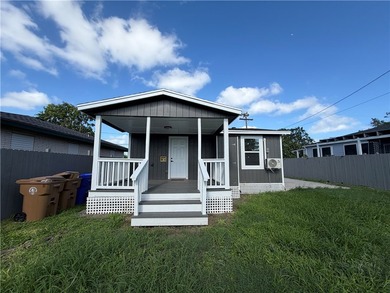 Remodeled and updated two bedroom one bath house on a large lot - photo 22