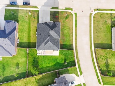 Welcome to this spacious and well-appointed home in Oak Point - photo 37