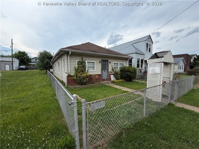 Step into this abundance of potential! This two bed one bath - photo 1
