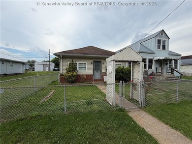 Step into this abundance of potential! This two bed one bath - photo 2